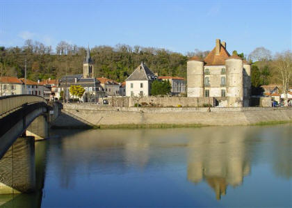 vue sur le chateau (la mairie)