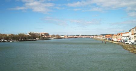 vue du pont st esprit, Bayonne à gauche et st esprit à droite